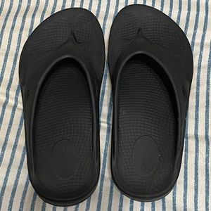 Oofos Women’s Flip Flop Sandals Black Size 8 New